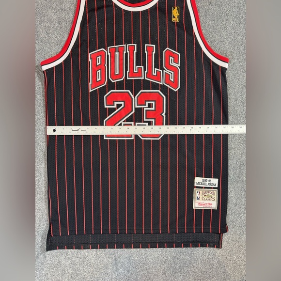 Vintage Chicago Bulls men’s Mitchell & Ness #23 Michael Jordan Jersey Size XL - Picture 10 of 10